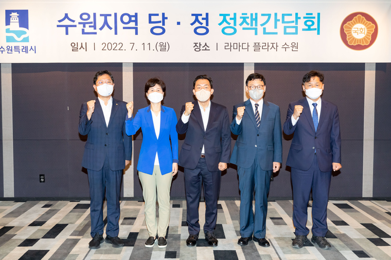 김승원 의원(왼쪽부터), 백혜련 의원, 이재준 시장, 박광온 의원, 김영진 의원이 함께하고 있다. 사진제공/수원시)