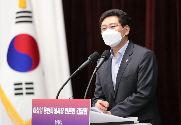  이상일 용인특례시장이 11일 취임 후 첫 기자간담회를 갖고 글로벌 반도체 중심도시로 도약하기 위한 전략을 설명하고 있다. (용인시청 제공)