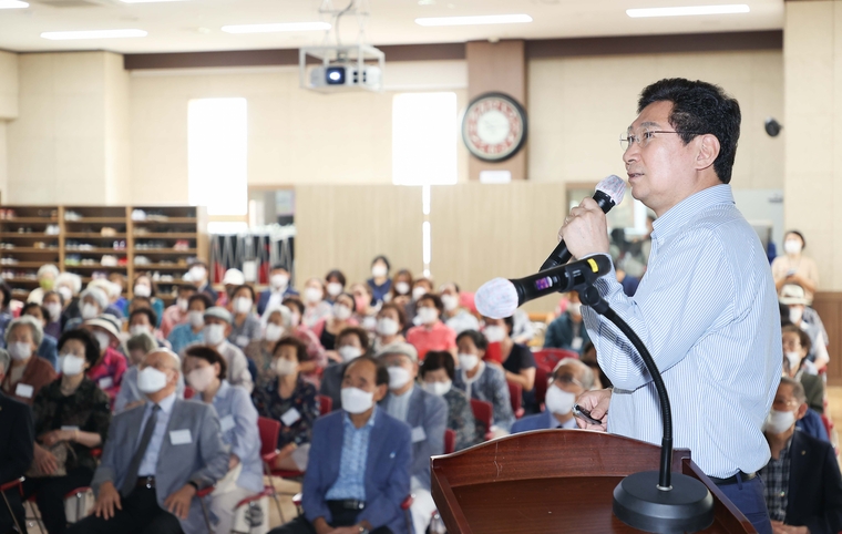 이상일 용인시장이 기흥노인복지관 대강당에서 노인대학 어르신 학생들을 대상으로 미술과 관련한 특강을 하고 있다. (용인시청 제공)