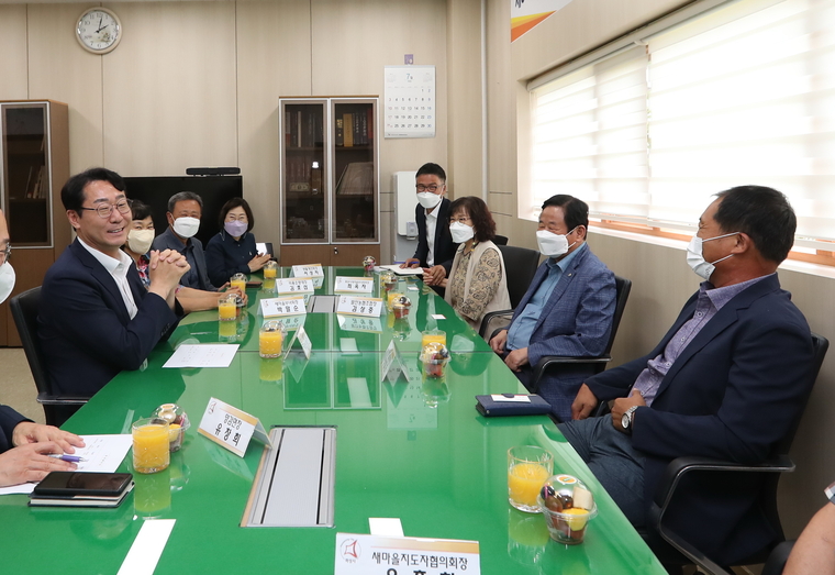 정명근 화성시장이 양감면과 향남읍 주민들의 지역현안을 듣고 있다. (사진 : 화성시청 제공)