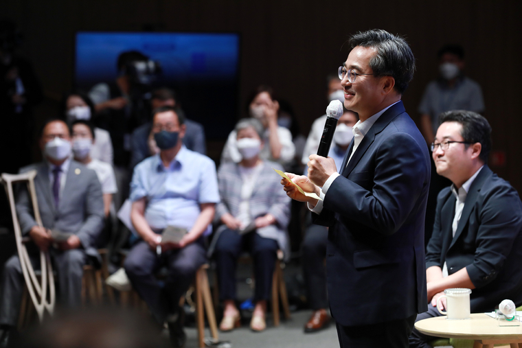 김동연 경기지사가 15일 경기도청 대강당에서 경기도민들과 함께 ‘기회수도 경기’를 주제로 맞손토크를 하고 있다. / 경기도 제공