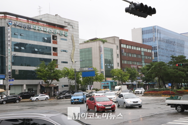 병원들이 몰려 있는 수원시내 1번국도변 시청사거리 모습. 사진/경인 최재우기자)