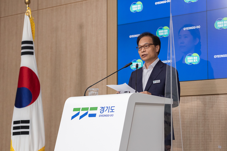 류인권 경기도 기획조정실장이 비상경제 대응 긴급 추경편성안에 대한 기자회견을 하고 있다 (경기도 제공)