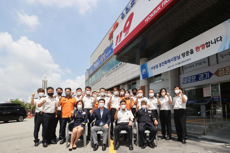 이상일 용인시장이 용인소방서 관계자들을 만나 현안에 대해 논의한 뒤 기념촬영을 하고 있다. (용인시청 제공)