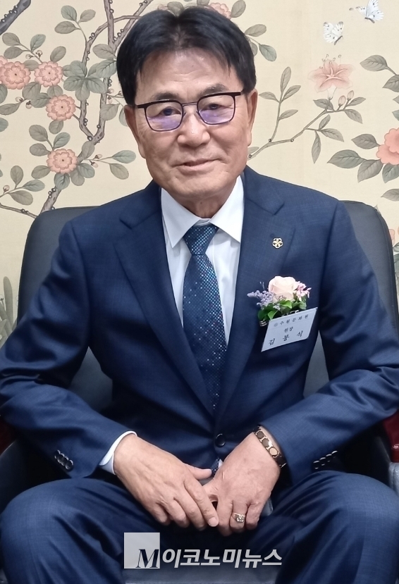  훗날 평가받는 원장이 될 수 있도록 자신의 역량을 쏟아부어 업무에 전력해 나갈것이라고 강조한 김봉식 제22대 수원문화원장. 사진/경인 안영찬 기자)