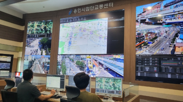 용인시첨단교통센터 상황실에서 긴급차량 운행 모니터링을 하고 있다.(용인시청 제공)