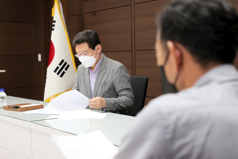 이상일 용인시장이 28일 처인구 이동읍 서리 주민들과 만난 자리에서 동물장묘시설 건립과 관련된 내용을 살피고 있다. (용인시청 제공)