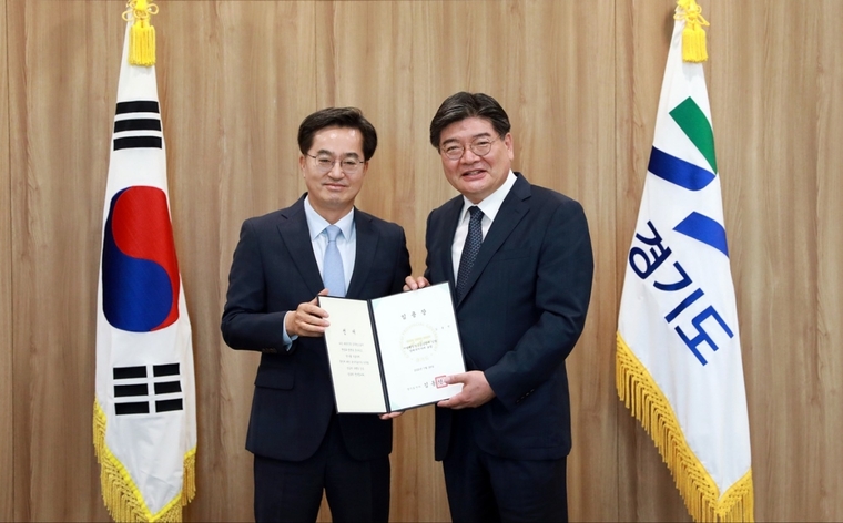 지난달 28일 취임식에서 임용장을 수여받은 김용진 경기도 경제부지사 <사진제공-경기도>