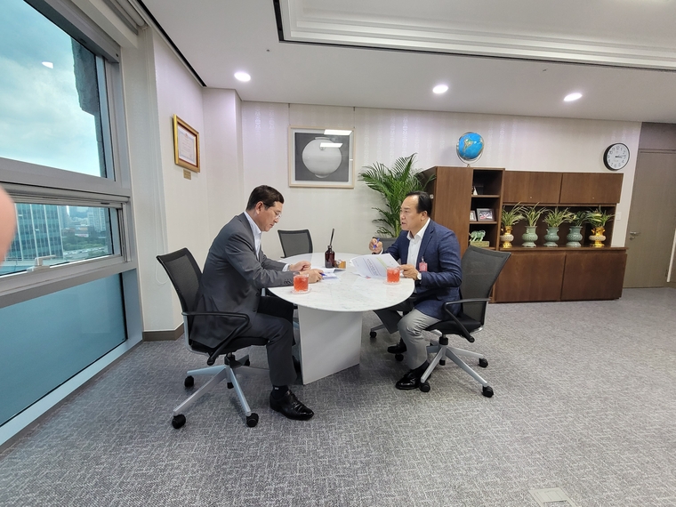 이권재 오산시장이(오른쪽) 김학용 의원을 만나 광역교통 개선방안 등을 논의하고 있다. (사진 : 오산시청 제공)