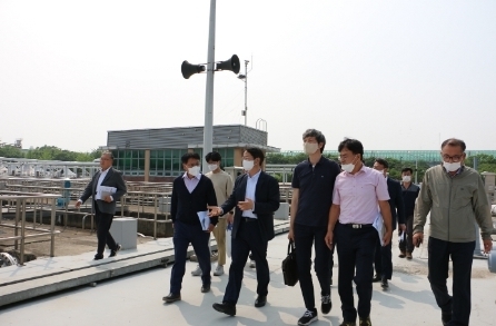 이동환 고양시장이 서울 난지물재생센터를 방문해 시설을 점검하고 있다. (사진 : 고양시청 제공)