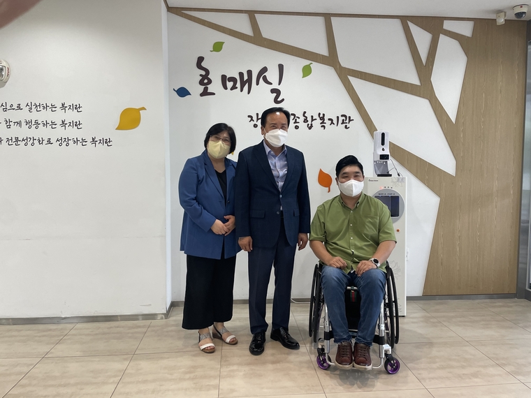 수원 권선구 호매실동에 위치한 호매실 장애인종합복지관과 장애인복지센터를 방문한 이권재 오산시장 (오산시청 제공)