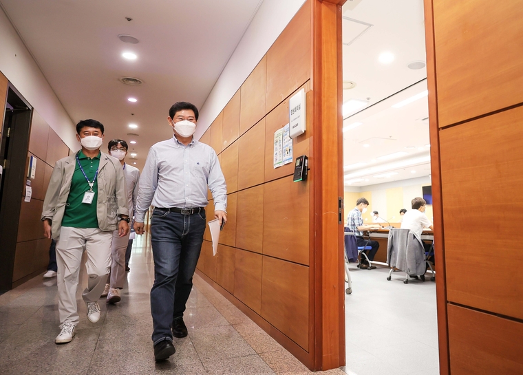 ‘진·캐주얼데이’ 동참한 이상일 용인특례시장이 회의실에 들어가고 있다.(용인시청 제공)
