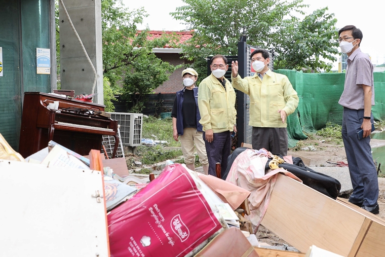  6. 220810 이상일 용인시장, 고기동 고기교 수해현장 방문 (용인시청 제공)