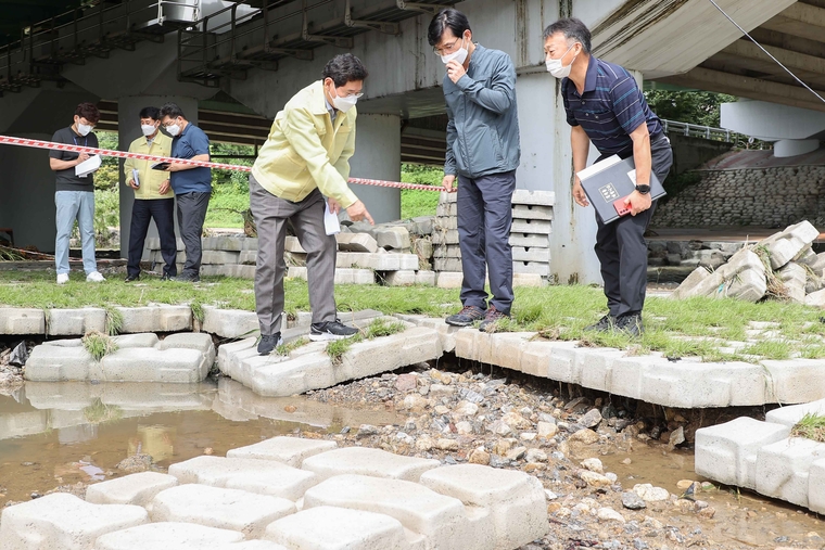 이상일 용인시장이 보정동 풍덕천제2고가 하부구간을 살펴보고 있다. (용인시청 제공)
