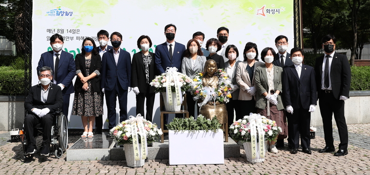 정명근 화성시장과 김경희 화성시의회장, 화성시여성단체협의회 회장단 등 30여 명이 함께 동탄 센트럴파크 평화의 소녀상에 헌화했다.(화성시청 제공)