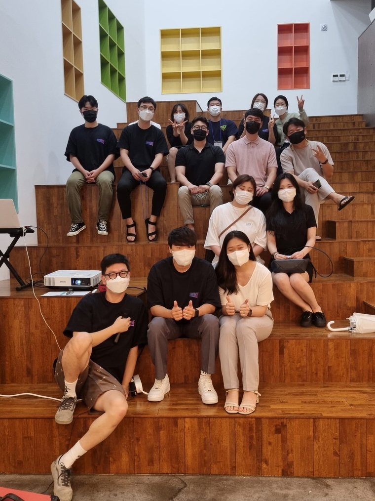 지난 5~6월 매산동 어울림센터에서 진행된 청년창업가 육성 프로그램 참여자들의 기념 촬영 모습. (사진제공/수원시)