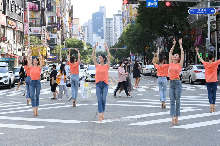 지난 5일 수원 영통역 중심상가 횡단보도에서 수원발레축제 사전행사 ‘발레 IN 횡단보도’가 진행돼 발레리나와 발레리노들이 공연을 펼치고 있는 모습. (사진제공/수원시)