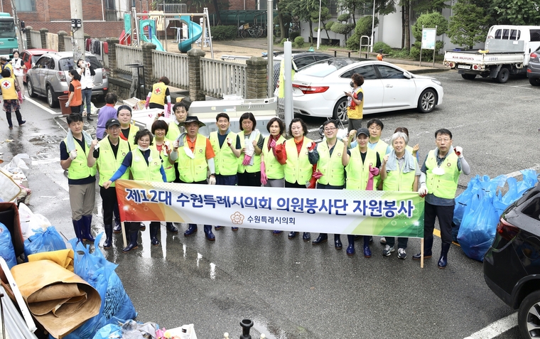 평동지역에서 수해복구 봉사활동을 펼친 수원특례시의회 의원봉사단 (사진제공/수원특례시의회) 