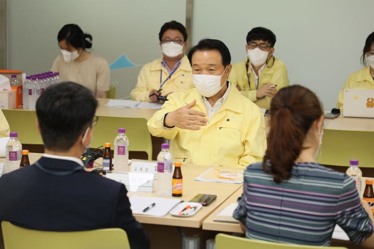임태희 교육감이 18일 광교호수초를 방문해 현장점검 및 교직원들과 간담회를 가졌다.(경기도교육청 제공)