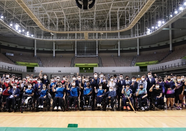  제1회 화성시장배 전국장애인어울림탁구대회 기념사진을 찍고 있다. (화성시청 제공)