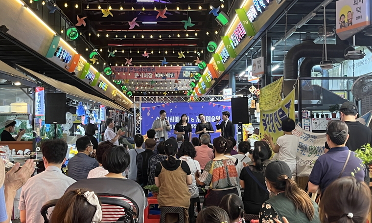 (지난 22일 팔달구 화서시장에서 열린 ‘전통시장을 찾아가는 음악회’ 모습 사진제공/수원특례시)