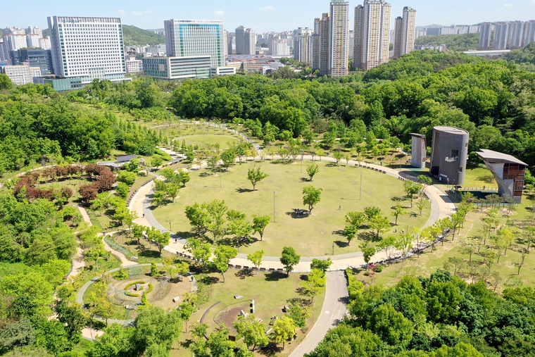 ‘2022 수원재즈페스티벌’이 펼쳐질 광교호수공원 재미난 잔디 밭 전경 사진제공/수원시