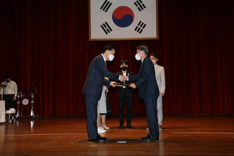 임태희교육감이 퇴직 교원 1,380명 훈ㆍ포장과 표창장 전수하고 있다.(경기도교육청 제공)