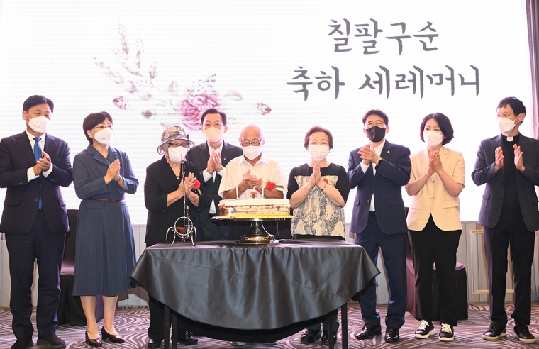 이재준 수원시장(왼쪽 4번째), 김기정 수원시의회 의장(오른쪽 3번째), 김영진 국회의원(왼쪽 1번째) 등이 생신을 맞은 어르신들을 축하하며 박수를 치고 있는 모습 (사진제공/수원시)