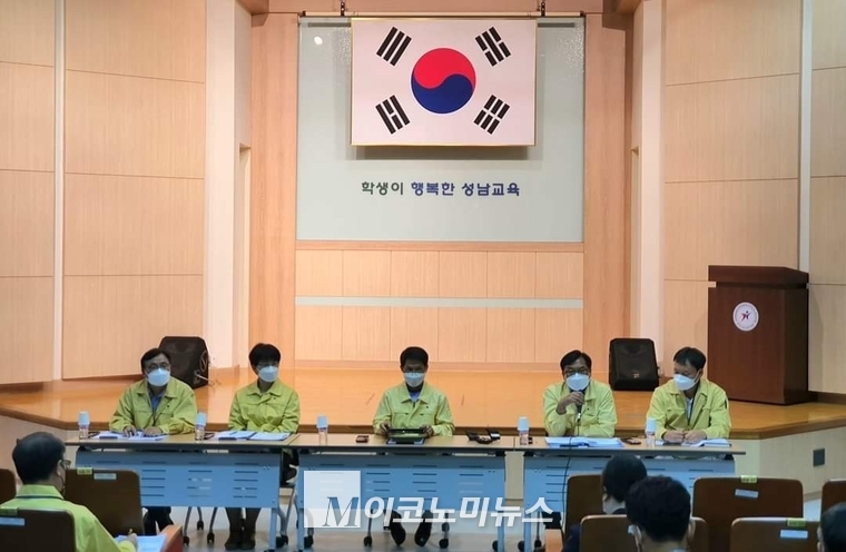 성남교육지원청이 성남제일초 학교운영 정상화를 위한 언론 브리핑을 하고 있다 (사진 : 한경숙 기자)