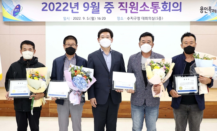 이상일 용인특례시장이 5일 수해 현장에서 인명을 구조한 이한순, 이형술, 이강민, 이강만(왼쪽부터) 등 4명의 시민 영웅들에게 ‘모범시민’ 표창을 전달하고 기념촬영을 하고 있다. (용인시청 제공)