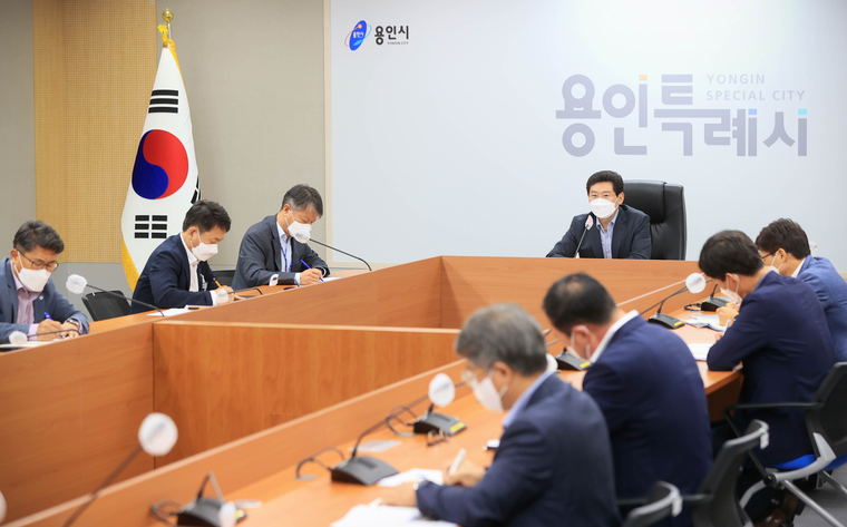이상일 용인시장은 간부 공무원 회의에서 태풍 '힌남노'로 인한 시민의 피해가 없도록 당부하고 있다 (용인시청 제공)