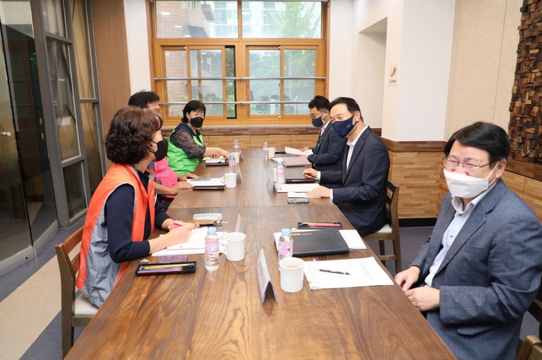 임태희 교육감이 전국학교비정규직연대회의 경기지부와 정담회를 갖고 경기교육 현안에 대해 소통하고 있다. (경기도교육청 제공)