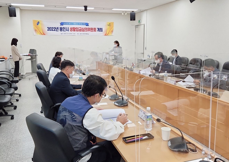 지난달 30일 열린 생활임금위원회에서 위원들이 논의하고 있다. (용인시청 제공)
