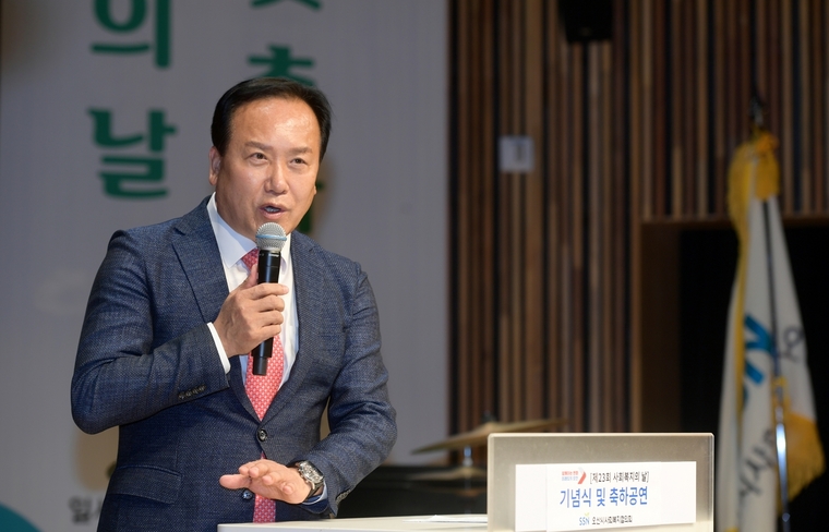  이권재 오산시장이 오산시 사회복지의날 기념식에 참석해 축사를 하고 있다. (오산시청제공)