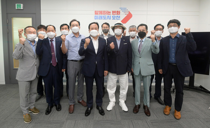 이권재 오산시장이 입주자대표회의 연합회 간담회 후 기념사진을 촬영하고 있다. (오산시청 제공)