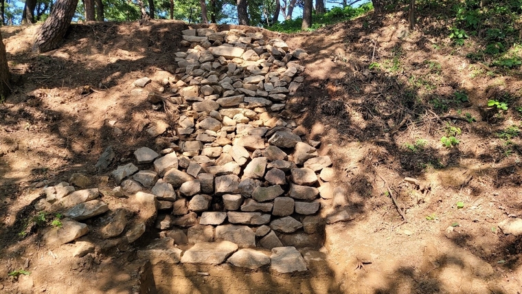 오산 독산성과 세마대지 2차 시굴조사 현장 사진(축대 노출 현황) (오산시청 제공)