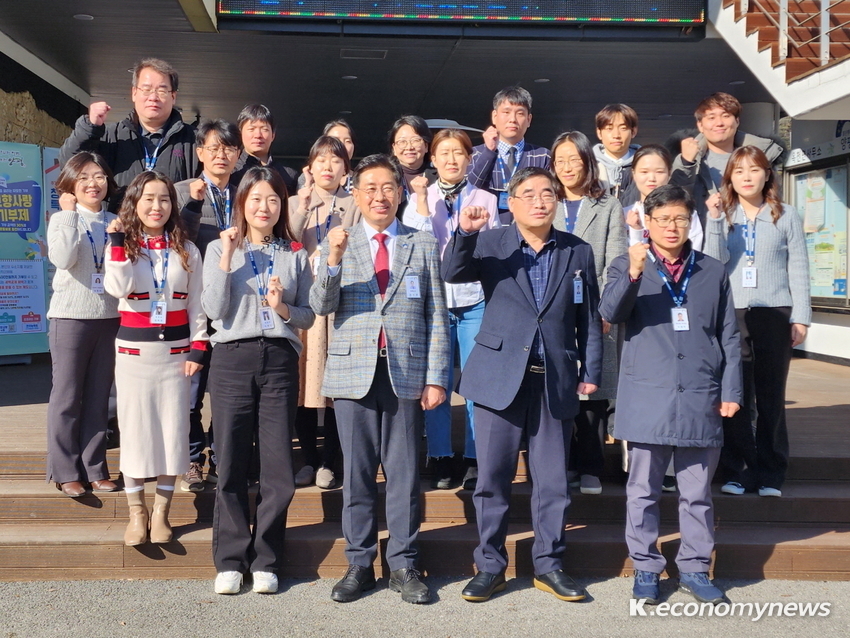  ‘2023년 양평군민과 함께하는 소통한마당’ 옥천면 행사를 마친 뒤 전진선 양평군수과 임선진 옥천면장, 옥천면 관계자들이 한자리에 모여 기념촬영을 했다. ⓒ 전관영 기자