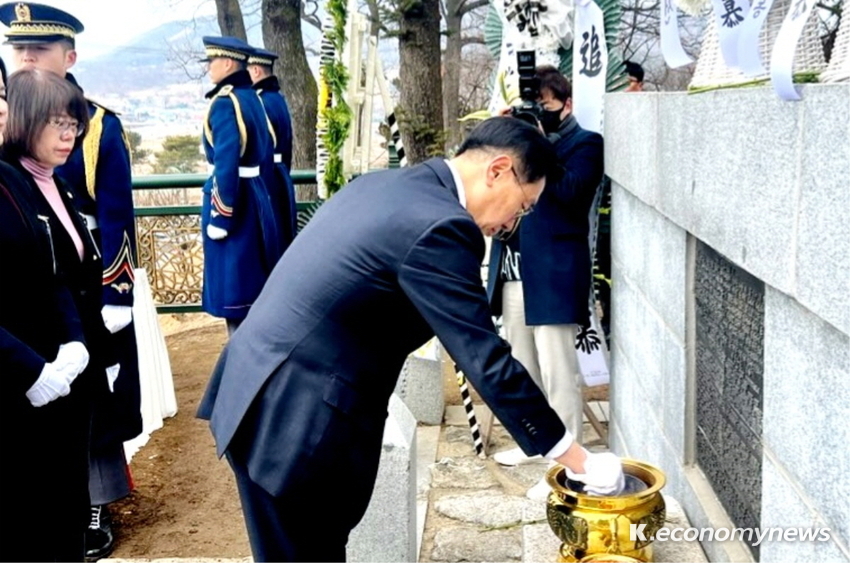  전진선 양평군수가 ‘지평리전투’에서 전사한 유엔군 비에 헌화하고 있다. (사진/지평 = 전관영 기자)