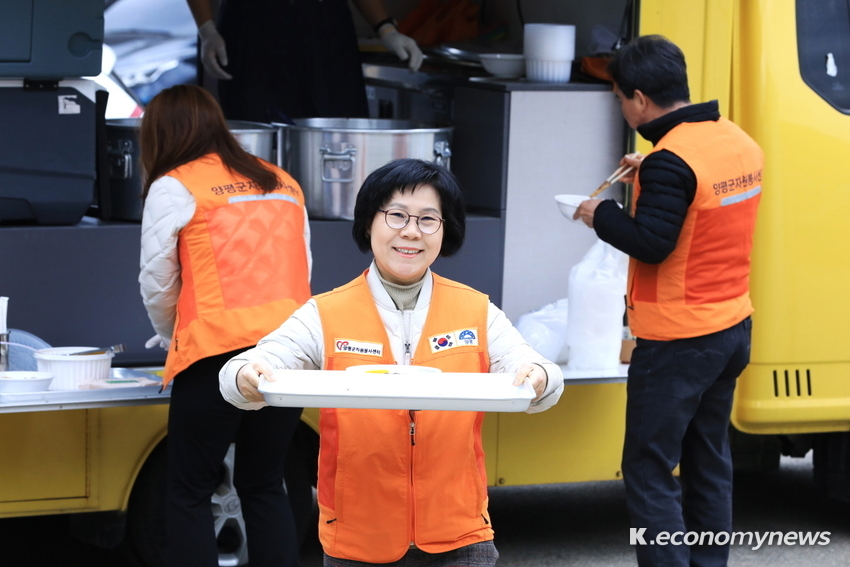  ‘달리는 짜장차’에서 양평군종합자원봉사센터 이현주 센터장이 짜장면을 직접 나르고 있다. <사진 = 전관영 기자>