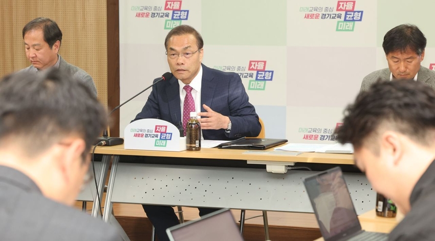 경기도교육청이 학생들의 기초 체력 향상과 인성 교육, 학생선수 성장 지원 등을 목표로 새롭게 시작하는 임태희 교육감표 ‘학교체육 활성화 정책’을 발표, 성정현 체육건강과장이 내용을 설명하고 있다 <경기도교육청 제공>