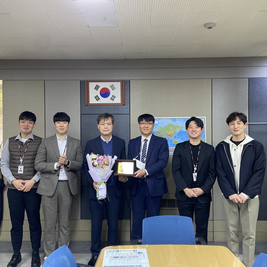경기도교육청의 올해 베스트 간부(참 리더)로 선정된 이근규 재무관리과장이 수상 후 기념촬영을 하고 있다. 사진=경기도교육청