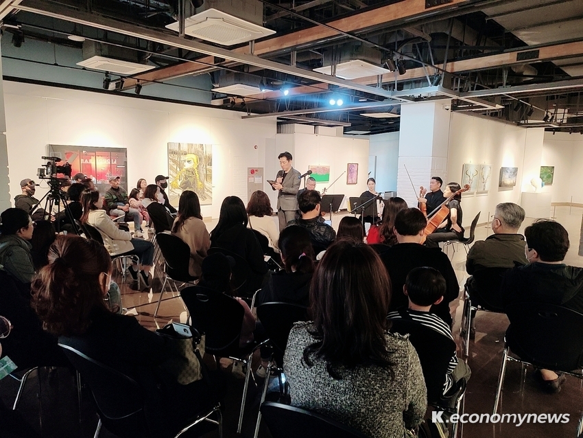  여주시 미술관 「아트뮤지엄 려」가 마련한 미술 전시와 음악을 함께 보고 들으며 곡의 해설까지도 들을 수 있는 융합예술 문화공연 ‘미술관 음악여행’<br>
<사진 = 여주시청 제공>