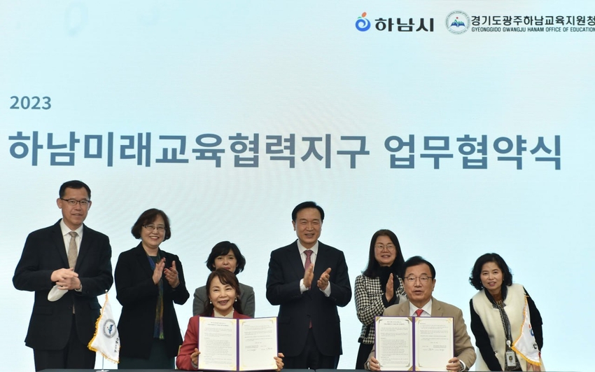 임태희 경기도교육감이 지역 중심의 미래교육을 실현하기 위해 31개 기초자치단체장과 손을 맞잡는다. 사진 제공=경기도교육청