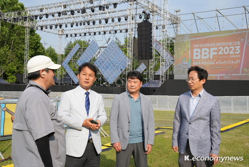  하남시의회 의원들이 5월 25일 오후 ‘2023 하남 미사경정공원 바비큐비어페스티벌’ 현장을 찾아 안전점검을 실시하고 있다. <사진 = 하남시의회 제공>