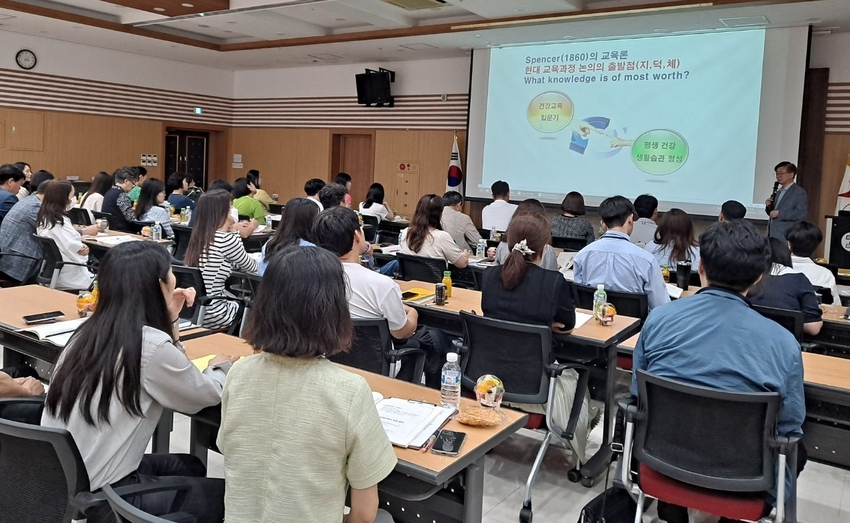 경기도교육청이 학생들의 건강한 삶 보장을 위해 운영 중인 건강증진학교 담당자들을 대상으로 한 워크숍을 개최, 운영 방안을 모색했다. / 사진 제공 : 경기도교육청