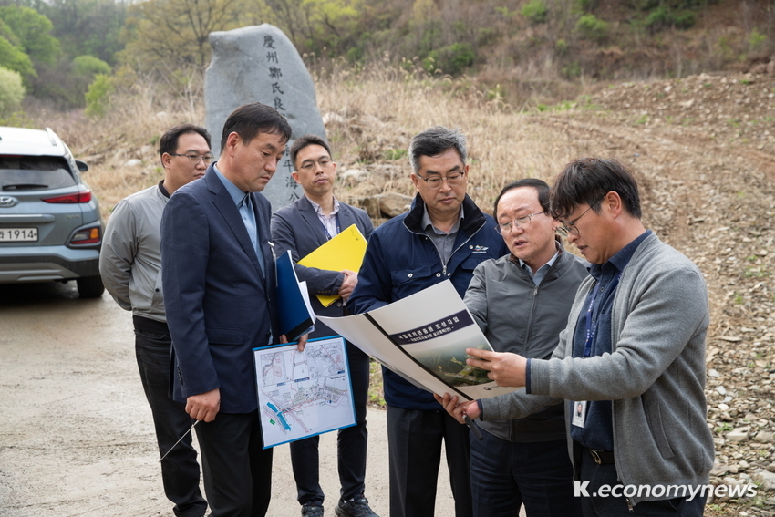  국립현충원 조성사업 관련 김덕현 연천군수는 현장 방문하여 상황 설명을 듣고 있다. <사진 = 연천군청 제공> 