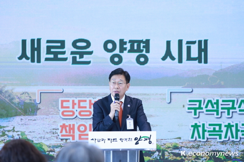  전진선 양평군수가 민선8기 취임 1주년 기자브리핑에서 기자들의 질문을 받고 있다. <사진 = 전관영 기자>