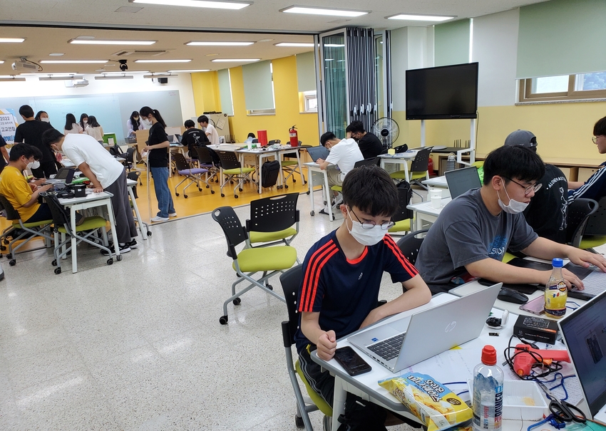 경기도교육청이 ‘인공지능 융합교육 중심고’를 주축으로 지역과 연계한 특색있는 교육과정을 운영, 인공지능(AI) 융합교육 활성화에 나선다. / 사진 제공 : 경기도교육청 