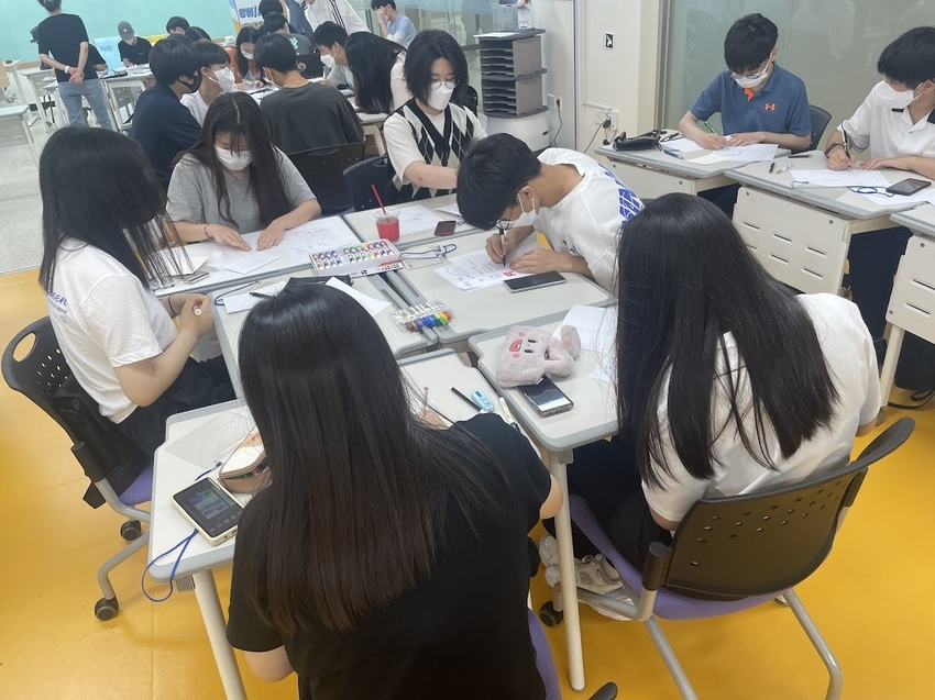 경기도교육청이 ‘인공지능 융합교육 중심고’를 주축으로 지역과 연계한 특색있는 교육과정을 운영, 인공지능(AI) 융합교육 활성화에 나선다. / 사진 제공 : 경기도교육청 