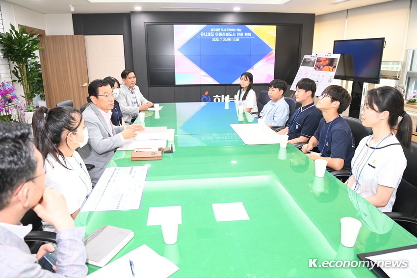  이현재 하남시장이 유니세프 아동친화도시 인증과 아동의 권리향상을 위해 적극적으로 노력한 하남시아동참여위원회 위원들과 차담회를 통해 감사 인사를 전하고 있다. <사진 = 하남시청 제공>